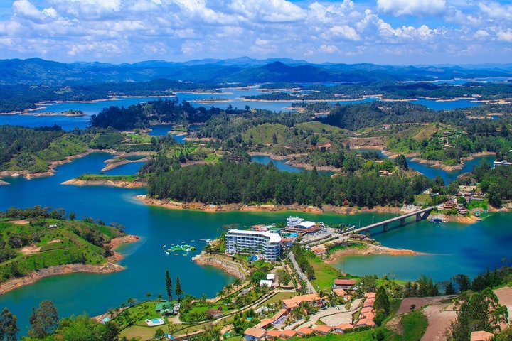 Färgglada gator och den ikoniska klippan Piedra del Peñol i Guatapé, Colombia, foto 12 | wizardtrip