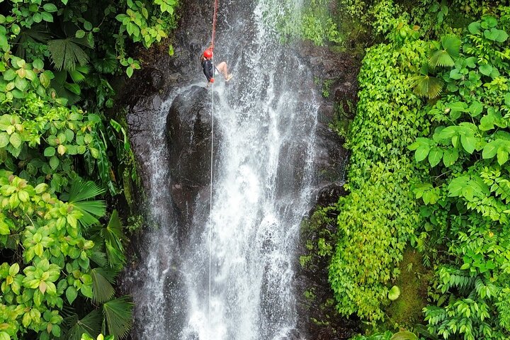 Canyoning-Abenteuer: Wasserfall-Abseilen am Vulkan Arenal | wizardtrip