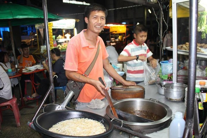 Un grupo pequeño disfruta de un tour de comida callejera en Chiang Mai, Tailandia, probando delicias locales, foto 7 | wizardtrip