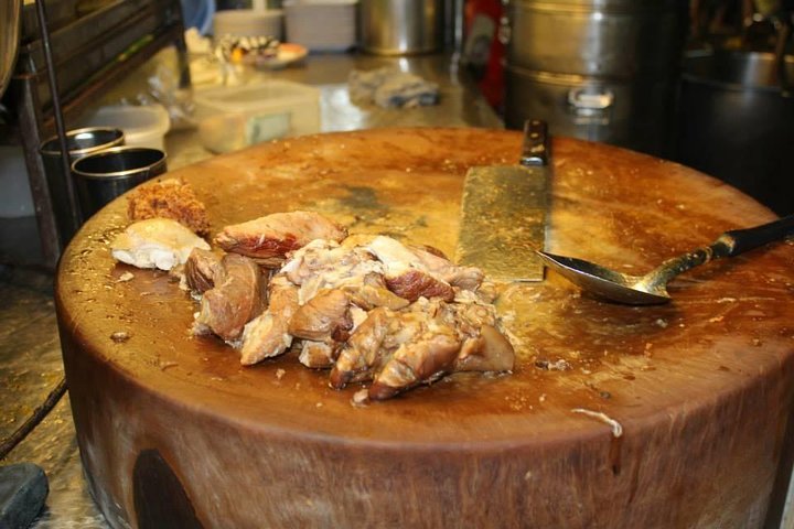 Un grupo pequeño disfruta de un tour de comida callejera en Chiang Mai, Tailandia, probando delicias locales, foto 8 | wizardtrip