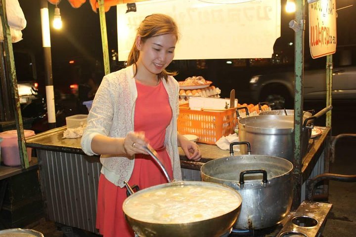 Un grupo pequeño disfruta de un tour de comida callejera en Chiang Mai, Tailandia, probando delicias locales, foto 9 | wizardtrip