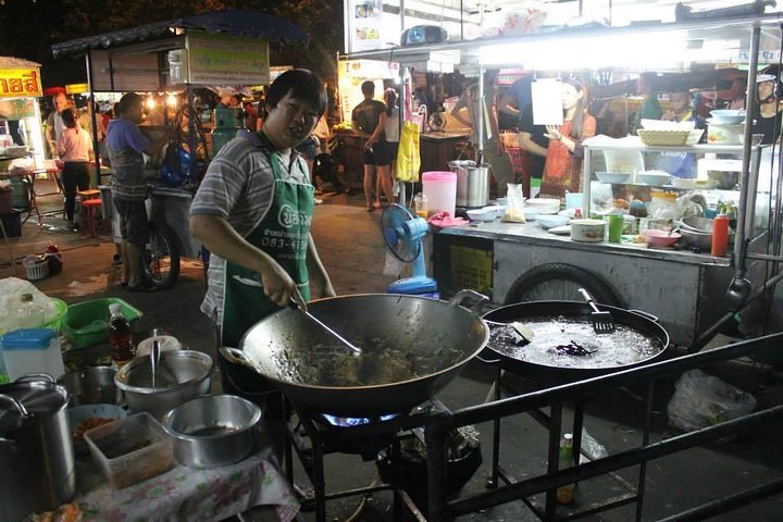 Un grupo pequeño disfruta de un tour de comida callejera en Chiang Mai, Tailandia, probando delicias locales, foto 10 | wizardtrip