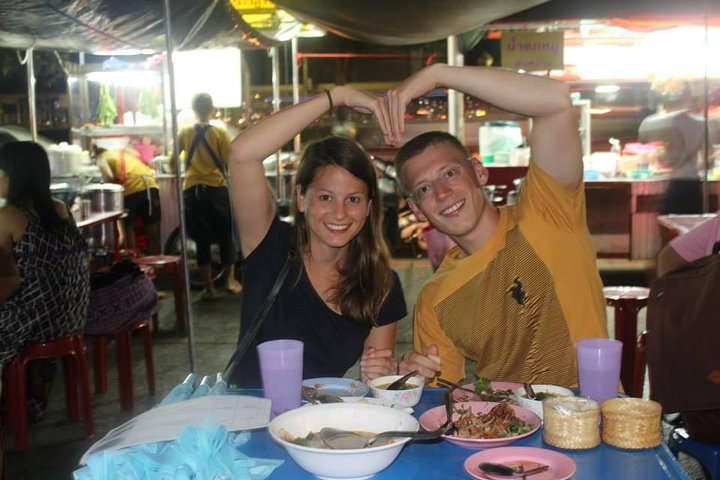Un grupo pequeño disfruta de un tour de comida callejera en Chiang Mai, Tailandia, probando delicias locales, foto 11 | wizardtrip