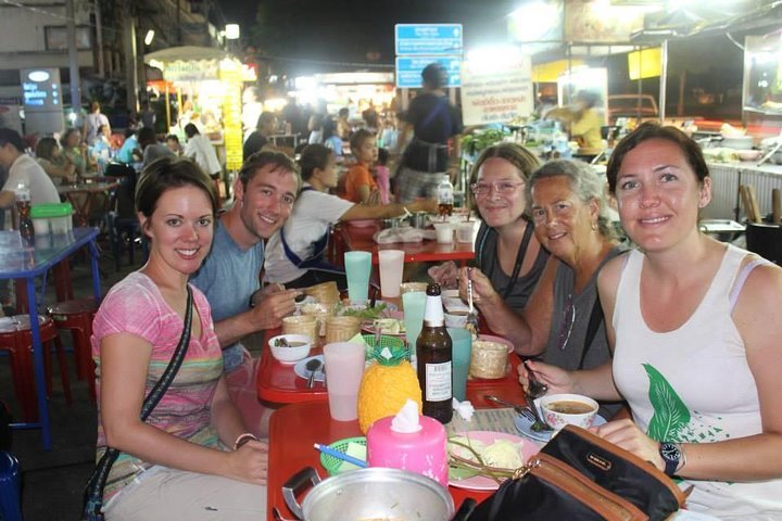 Un grupo pequeño disfruta de un tour de comida callejera en Chiang Mai, Tailandia, probando delicias locales, foto 12 | wizardtrip
