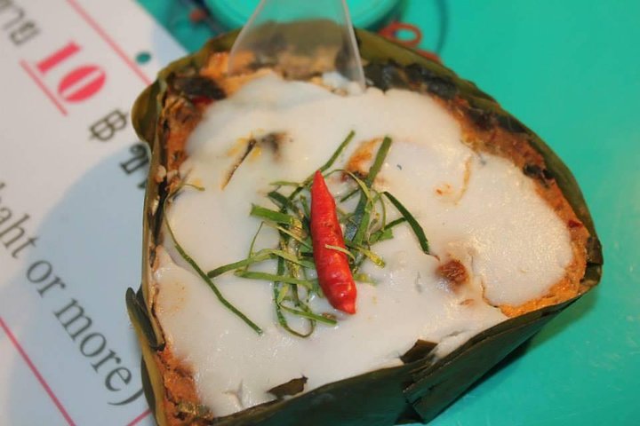 Un grupo pequeño disfruta de un tour de comida callejera en Chiang Mai, Tailandia, probando delicias locales, foto 13 | wizardtrip