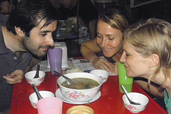 Un grupo pequeño disfruta de un tour de comida callejera en Chiang Mai, Tailandia, probando delicias locales, foto 14 | wizardtrip