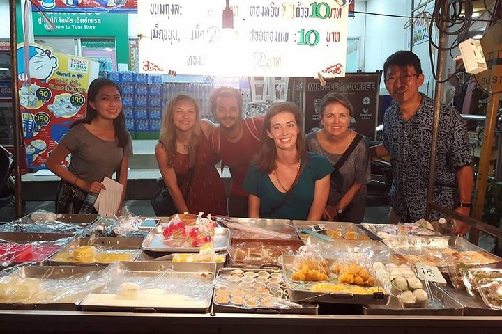 Un grupo pequeño disfruta de un tour de comida callejera en Chiang Mai, Tailandia, probando delicias locales, foto 15 | wizardtrip