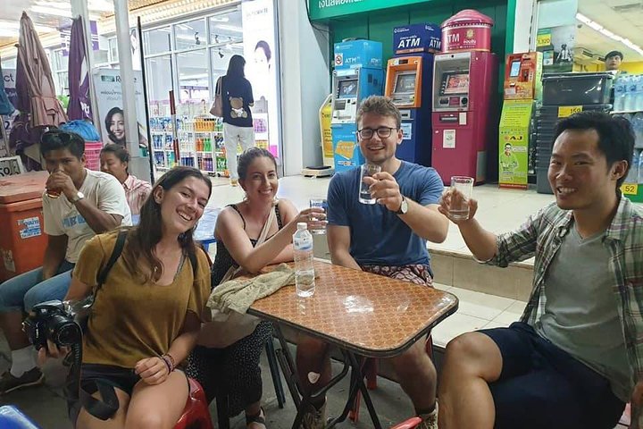 Un grupo pequeño disfruta de un tour de comida callejera en Chiang Mai, Tailandia, probando delicias locales, foto 16 | wizardtrip