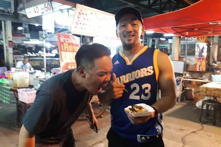 Un grupo pequeño disfruta de un tour de comida callejera en Chiang Mai, Tailandia, probando delicias locales, foto 17 | wizardtrip