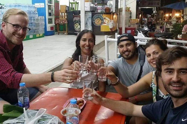 Un grupo pequeño disfruta de un tour de comida callejera en Chiang Mai, Tailandia, probando delicias locales, foto 18 | wizardtrip