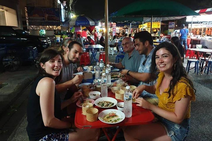Un grupo pequeño disfruta de un tour de comida callejera en Chiang Mai, Tailandia, probando delicias locales, foto 19 | wizardtrip