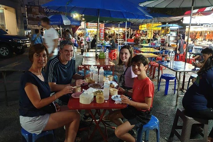 Un grupo pequeño disfruta de un tour de comida callejera en Chiang Mai, Tailandia, probando delicias locales, foto 20 | wizardtrip