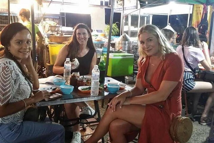 Un grupo pequeño disfruta de un tour de comida callejera en Chiang Mai, Tailandia, probando delicias locales, foto 21 | wizardtrip