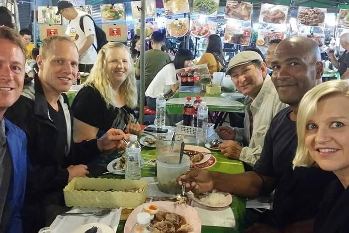 Un grupo pequeño disfruta de un tour de comida callejera en Chiang Mai, Tailandia, probando delicias locales, foto 22 | wizardtrip