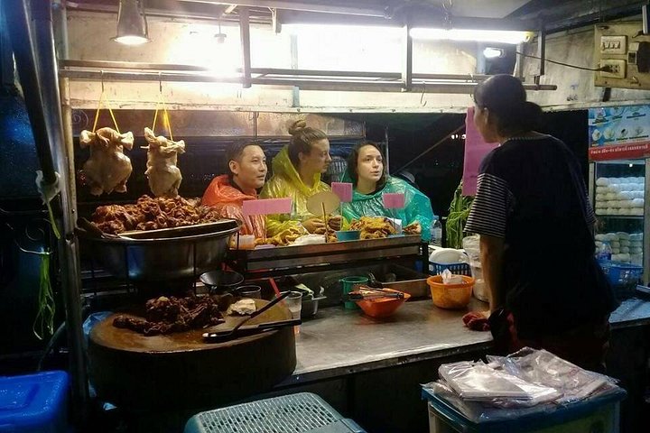 Un grupo pequeño disfruta de un tour de comida callejera en Chiang Mai, Tailandia, probando delicias locales, foto 23 | wizardtrip