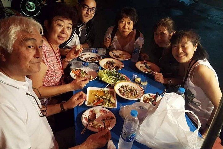 Un grupo pequeño disfruta de un tour de comida callejera en Chiang Mai, Tailandia, probando delicias locales, foto 24 | wizardtrip