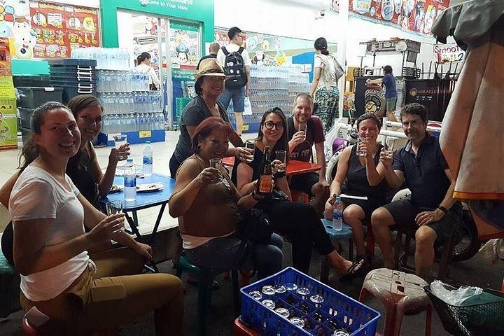 Un grupo pequeño disfruta de un tour de comida callejera en Chiang Mai, Tailandia, probando delicias locales, foto 25 | wizardtrip