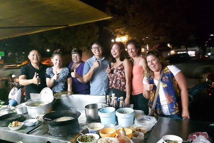 Un grupo pequeño disfruta de un tour de comida callejera en Chiang Mai, Tailandia, probando delicias locales, foto 26 | wizardtrip