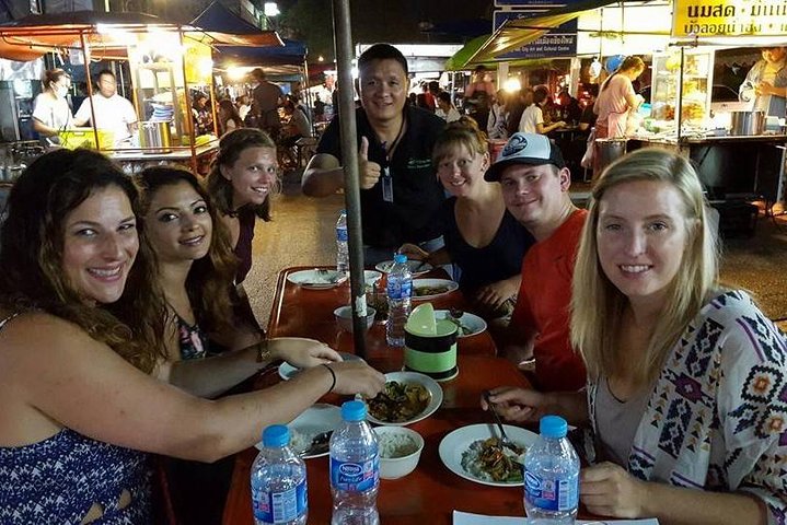 Un grupo pequeño disfruta de un tour de comida callejera en Chiang Mai, Tailandia, probando delicias locales, foto 27 | wizardtrip