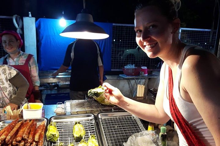 Un grupo pequeño disfruta de un tour de comida callejera en Chiang Mai, Tailandia, probando delicias locales, foto 29 | wizardtrip