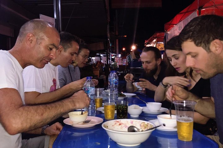 Un grupo pequeño disfruta de un tour de comida callejera en Chiang Mai, Tailandia, probando delicias locales, foto 30 | wizardtrip
