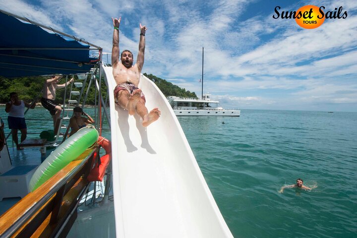 Njut av en naturskön båttur längs kusten av Manuel Antonio, Costa Rica, med möjligheter till snorkling och djurskådning, foto 6 | wizardtrip