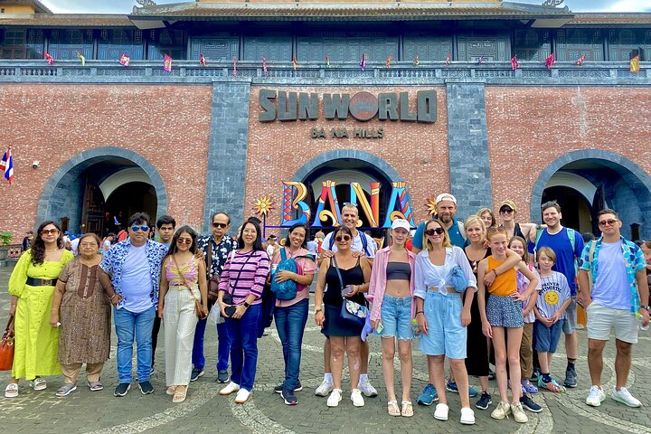 Turister beundrer Golden Bridge i Ba Na Hills, Da Nang, Vietnam, foto 6 | wizardtrip