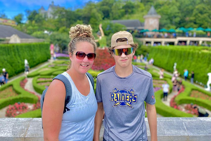 Turister beundrer Golden Bridge i Ba Na Hills, Da Nang, Vietnam, foto 7 | wizardtrip