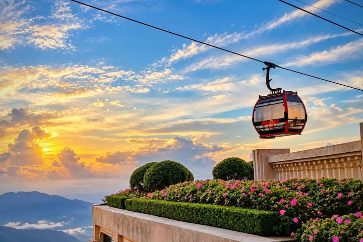 Turister beundrer Golden Bridge i Ba Na Hills, Da Nang, Vietnam, foto 9 | wizardtrip