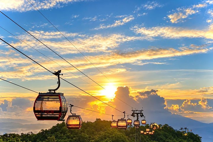 Turister beundrer Golden Bridge i Ba Na Hills, Da Nang, Vietnam, foto 10 | wizardtrip