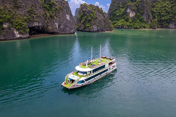 Croisière de luxe d'une journée dans la baie d'Halong, Vietnam, avec grottes, îles et transfert en limousine, photo 6 | wizardtrip