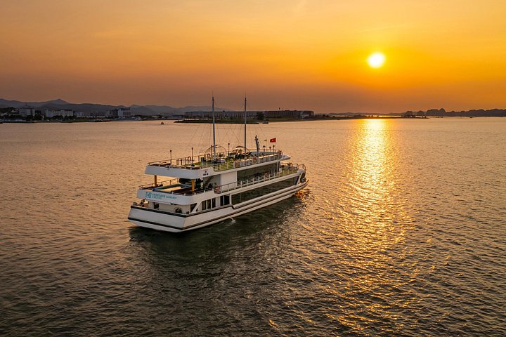 Croisière de luxe d'une journée dans la baie d'Halong, Vietnam, avec grottes, îles et transfert en limousine, photo 10 | wizardtrip