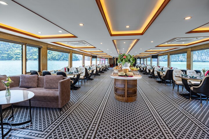 Croisière de luxe d'une journée dans la baie d'Halong, Vietnam, avec grottes, îles et transfert en limousine, photo 11 | wizardtrip