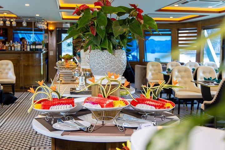 Croisière de luxe d'une journée dans la baie d'Halong, Vietnam, avec grottes, îles et transfert en limousine, photo 17 | wizardtrip