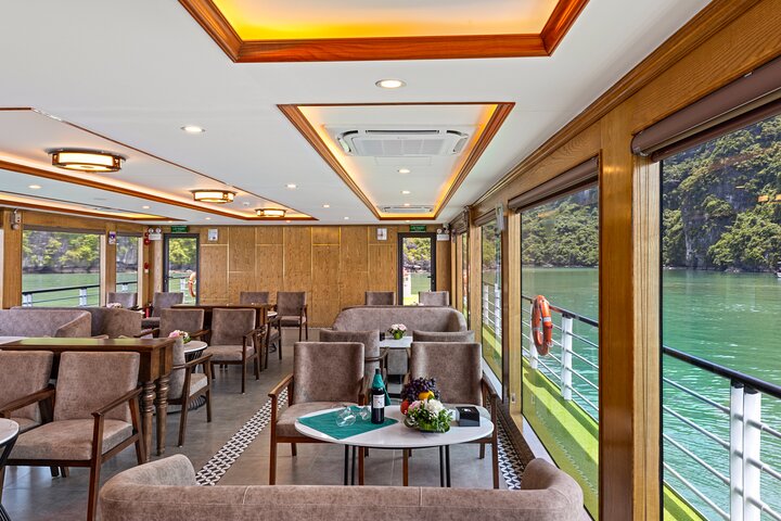 Croisière de luxe d'une journée dans la baie d'Halong, Vietnam, avec grottes, îles et transfert en limousine, photo 18 | wizardtrip