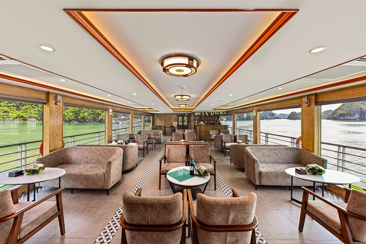 Croisière de luxe d'une journée dans la baie d'Halong, Vietnam, avec grottes, îles et transfert en limousine, photo 19 | wizardtrip