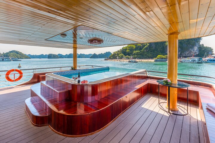 Croisière de luxe d'une journée dans la baie d'Halong, Vietnam, avec grottes, îles et transfert en limousine, photo 21 | wizardtrip