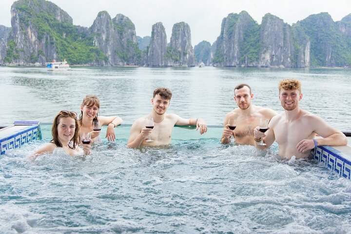 Croisière de luxe d'une journée dans la baie d'Halong, Vietnam, avec grottes, îles et transfert en limousine, photo 22 | wizardtrip