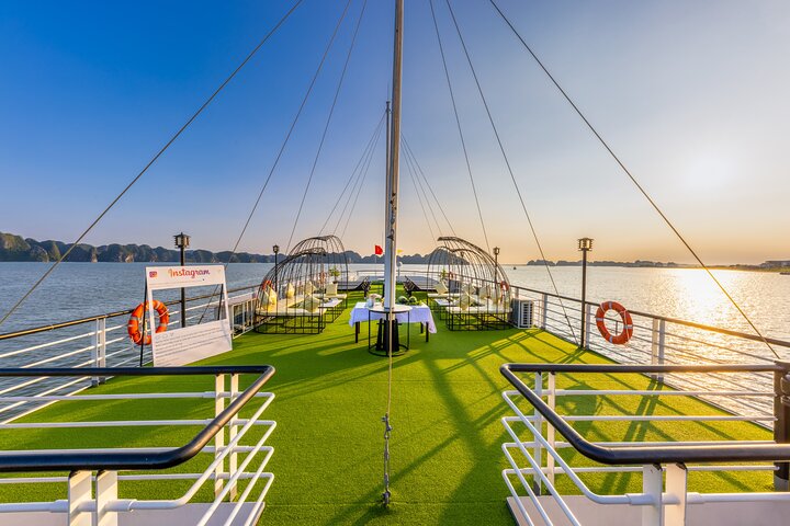 Croisière de luxe d'une journée dans la baie d'Halong, Vietnam, avec grottes, îles et transfert en limousine, photo 25 | wizardtrip