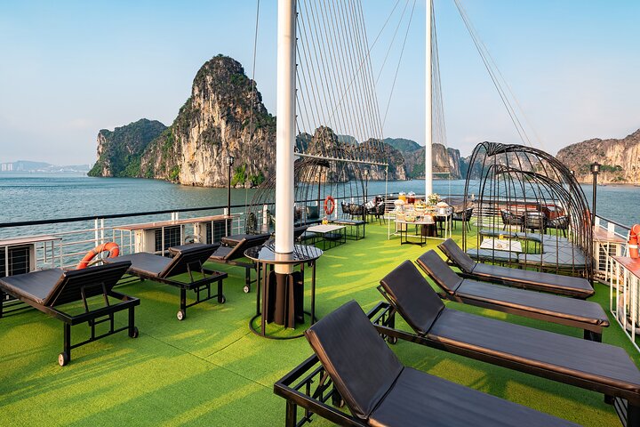 Croisière de luxe d'une journée dans la baie d'Halong, Vietnam, avec grottes, îles et transfert en limousine, photo 28 | wizardtrip