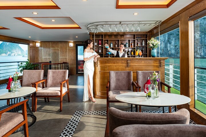 Croisière de luxe d'une journée dans la baie d'Halong, Vietnam, avec grottes, îles et transfert en limousine, photo 30 | wizardtrip