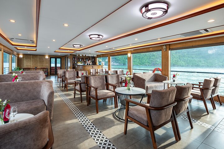 Croisière de luxe d'une journée dans la baie d'Halong, Vietnam, avec grottes, îles et transfert en limousine, photo 31 | wizardtrip