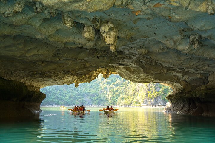 Croisière de luxe d'une journée dans la baie d'Halong, Vietnam, avec grottes, îles et transfert en limousine, photo 34 | wizardtrip