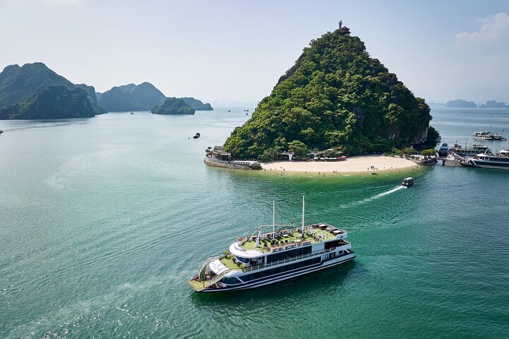 Croisière de luxe d'une journée dans la baie d'Halong, Vietnam, avec grottes, îles et transfert en limousine, photo 36 | wizardtrip