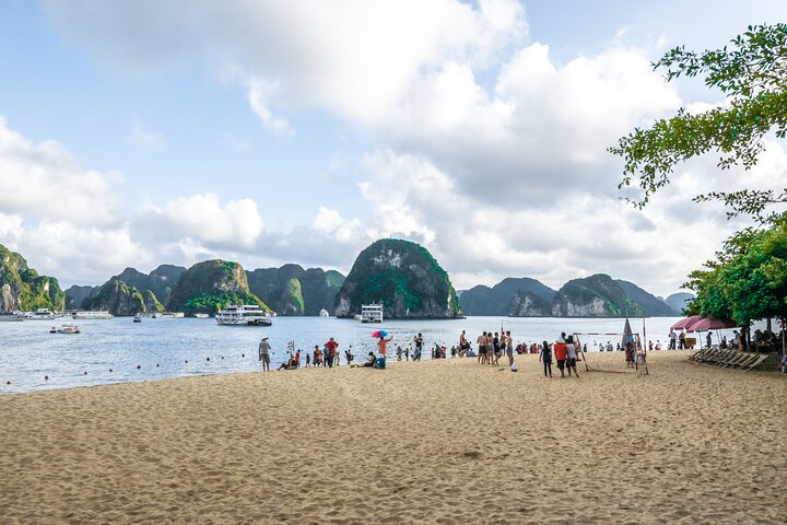 Croisière de luxe d'une journée dans la baie d'Halong, Vietnam, avec grottes, îles et transfert en limousine, photo 38 | wizardtrip