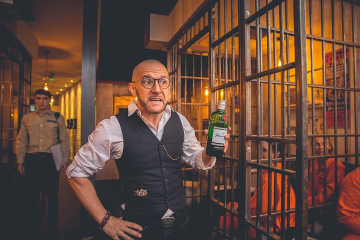 Esperienza cocktail immersiva in prigione a Manchester con attori e drink personalizzati, foto 6 | wizardtrip