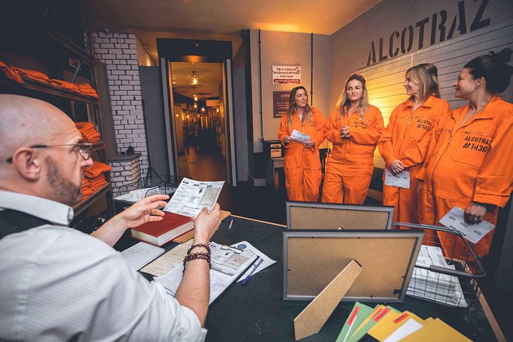 Esperienza cocktail immersiva in prigione a Manchester con attori e drink personalizzati, foto 7 | wizardtrip