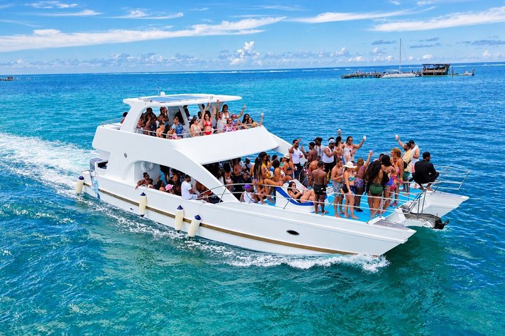 Punta Cana Hip Hop Party Boat : Snorkeling, Open Bar & Adultes Uniquement | wizardtrip