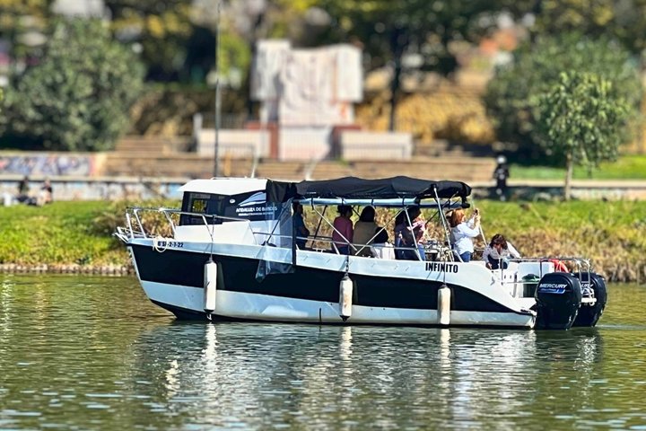 Enjoy a scenic boat tour on the Guadalquivir River in Seville, passing by landmarks like Torre del Oro and Triana Bridge, photo 6 | wizardtrip