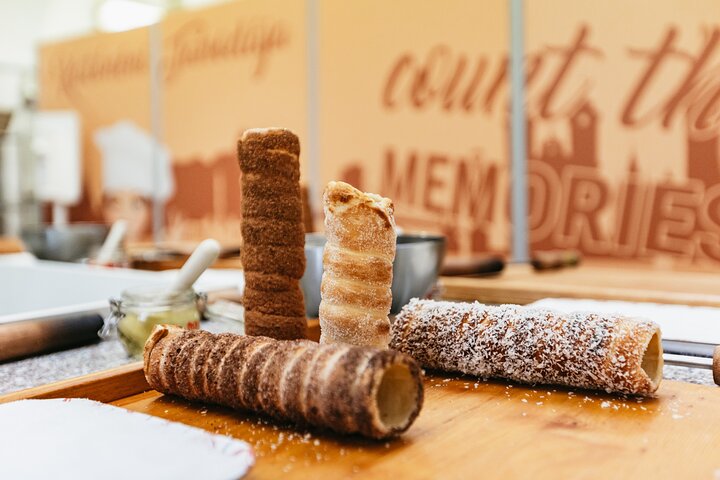 Lær at lave traditionelle ungarske kagekager (Kürtőskalács) på et sjovt værksted i Budapest, foto 7 | wizardtrip